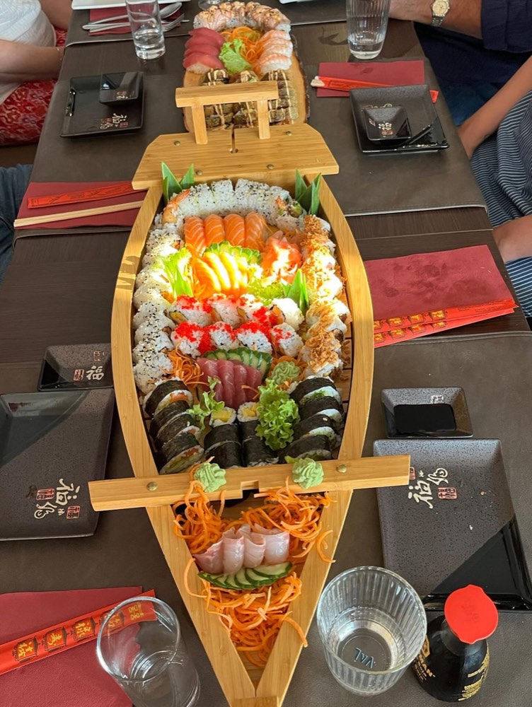 Een sushiboot aan tafel in de zaal