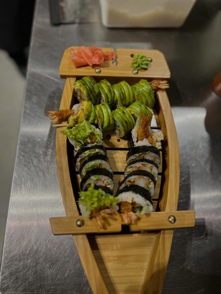 Sushiboot met avocado-rolls